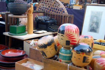<p>Kokeshi, piring-piringan jepang, keranjang, dan jenis penulis</p>
