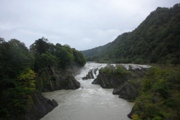 Sungai yang mengalir deras