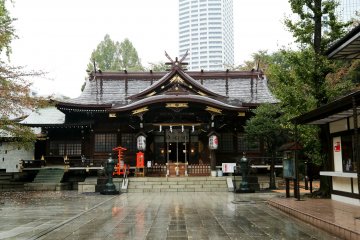 Kumano Shrine, at the edge of Shinjuku Central Park