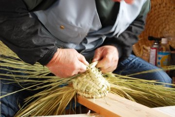 Saito-san is making the sole of a wara boots