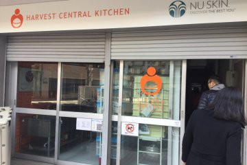 A l'extérieur de la nouvelle Cuisine Centrale de Second Harvest Japan