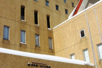 This is a sizable hotel that caters to a range of different needs.