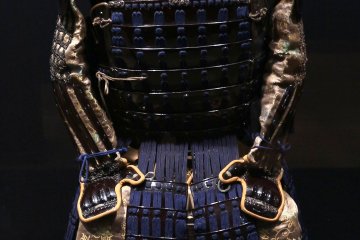 Armure traditionnelle avec un casque spécial
