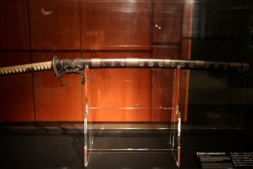 Un véritable sabre de samouraï avec l'emblème de sa maison sur la lame