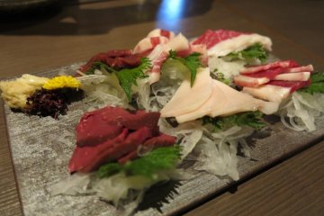 馬肉刺身拚盤