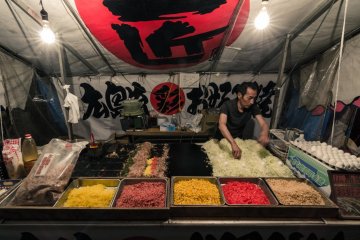 Okonomiyaki hanyalah satu dari banyak sajian lezat yang dapat dibeli di Festival Sakura Satte