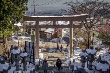 En regardant vers le village Mitake en bas