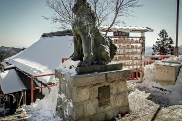 Une autre divinité gardienne regarde vers le village en bas