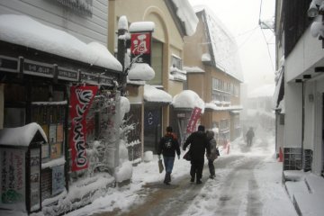 Restaurants and shops are places for quickly warming up