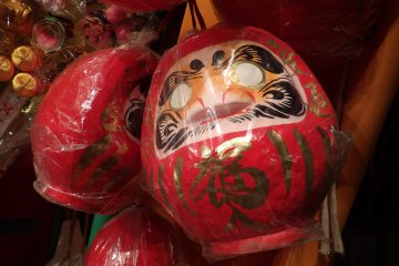 Daruma, good luck charms, and other tokens