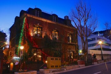 <p>Iluminasi di kafe yang terdapat di kawasan Kitano, Kobe.</p>