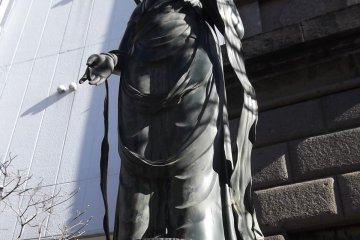 Sebuah patung Budha yang mengesankan di taman