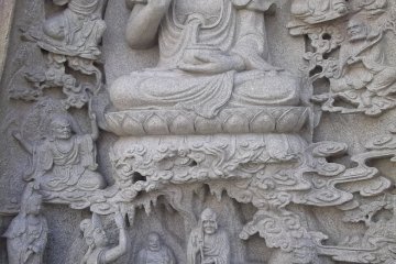 Relief patung dekat dengan gerbang  