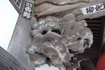 Sebuah ukiran burung pada aula utama 