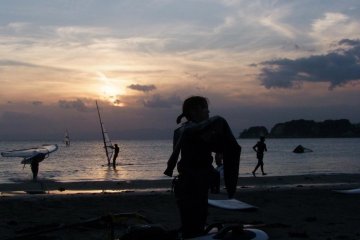 <p>A lot of people come down to the beach to enjoy the sunset</p>