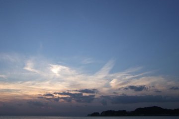 <p>Relax with a stroll along the shoreline</p>