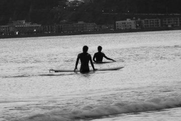<p>Lots of surfers, but not too many big waves</p>