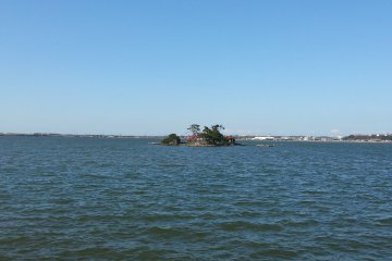 Spot the torii gate in the middle of the lake