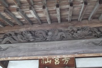 Dragons under the roof of the worship hall