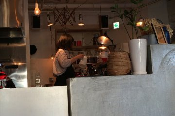 Staf kafe membuat kopi segar 