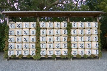 <p>Des barils de sak&eacute; d&eacute;coratifs, ou kazaridaru, sont empil&eacute;s dans le complexe</p>
