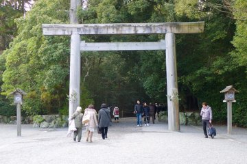 <p>Une porte pr&egrave;s du sanctuaire ext&eacute;rieur</p>
