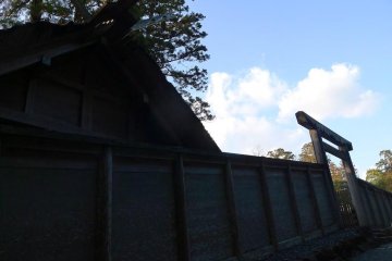 <p>Un grand mur garde l'int&eacute;rieur de Naiku alors entour&eacute; de myst&egrave;re</p>
