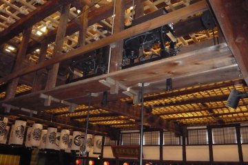 Kakesuji (lift so actors can glide above the audience)