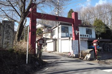 Gerbang dari bawah, jalan ke Tagefudou-San