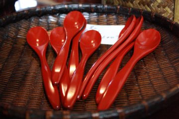 Produk pernis “shikki”