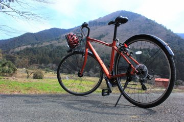 La superbe vue sur les montagne derrière le vélo en location