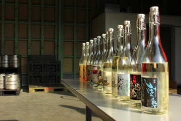 Différentes bouteilles de saké