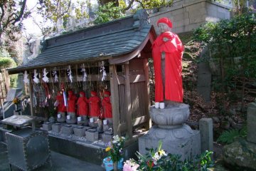 Six jizo statues