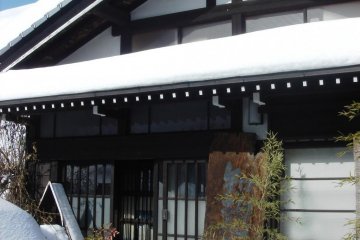 Pintu masuk ke Chikeiken dan ke studio tenun Ny. Chonan