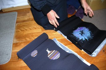 Memperlihatkan warna dan motif yang berbeda di hasil tenun watori buatannya
