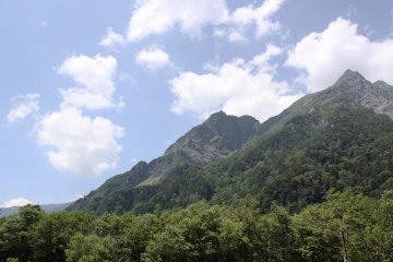<p>Les montagnes bordant la vall&eacute;e sont particuli&egrave;rement impressionnantes</p>