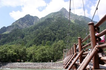<p>Les ponts suspendus offrent un panorama splendide sur ces paysages de montagne</p>