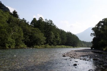 <p>Partez t&ocirc;t le matin pour pouvoir profiter du soleil en fin d'apr&egrave;s-midi, le long de la rivi&egrave;re</p>