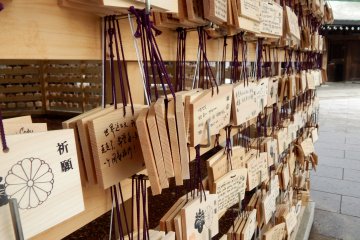 At the shrine itself, you can find a lot of prayer cards signed by the visitors of the Meji Shrine.