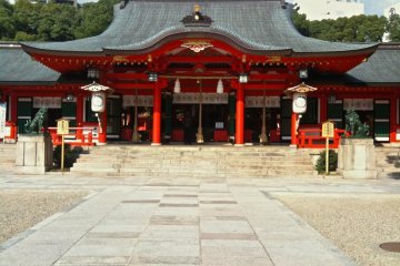 Ikuta Shrine, beautiful at any time of the day