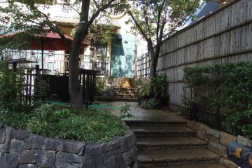 Jalan masuk menuju Gonpachi di persimpangan Nishi-Azabu