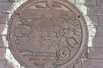 The Japanese word for manhole cover is マンホール蓋