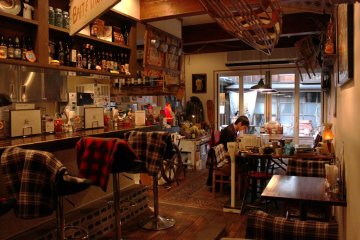 <p>Center 4 Hamburgers Takayama Inviting Interior</p>