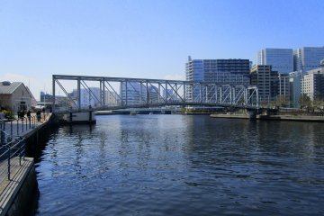 Salah satu jembatan yang menghubungkan ke  pulau kecil Tennozu