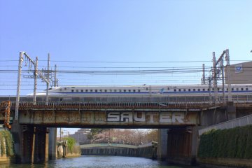 Beruntung dapat mengabadikan shinkansen yang lewat