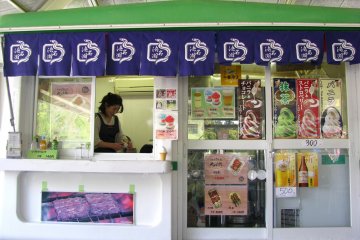 Dans le parc, on peut acheter à manger et à boire