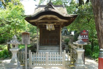 Shrine between the bridges