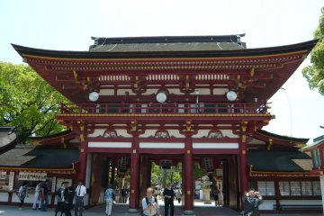 Omon - facing out