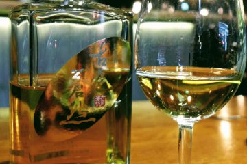 Un saké vieilli servi dans un verre à vin