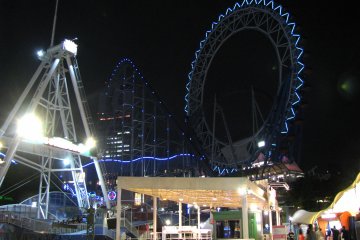 Tokyo Dome City avec des illuminations nocturnes